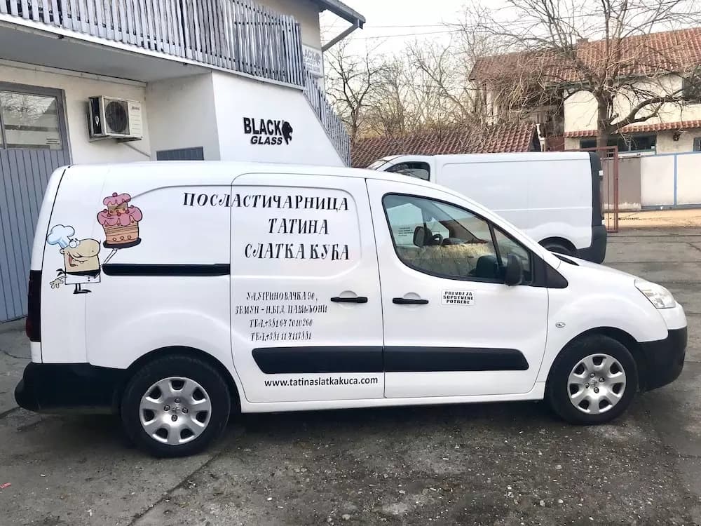 auto folija brendiranje poslasticarnica