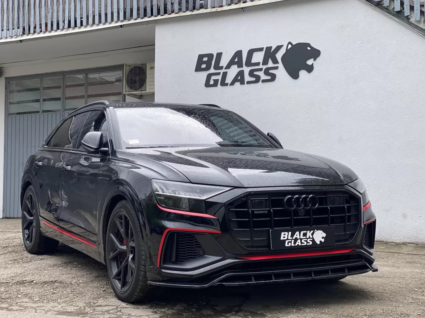 crveni detalji audi sq8