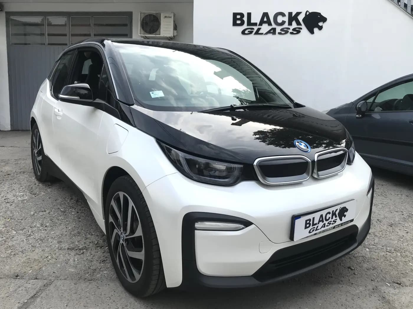 auto folija parcialno presvlacenje bela perla bmw elektricni