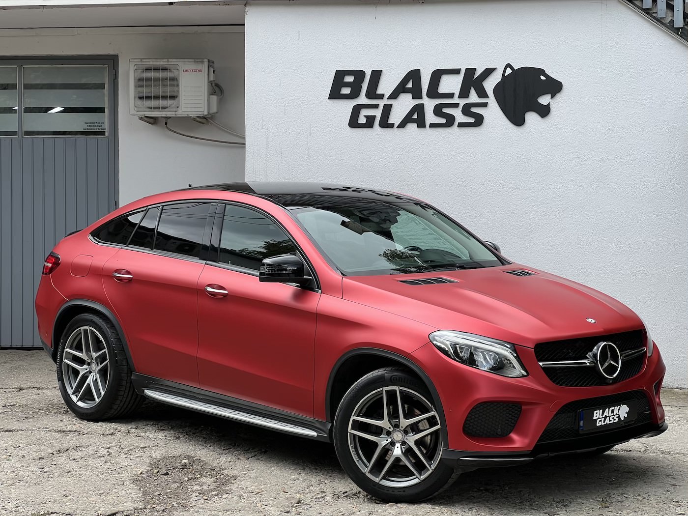Crvena boja automobila i crvene auto folije