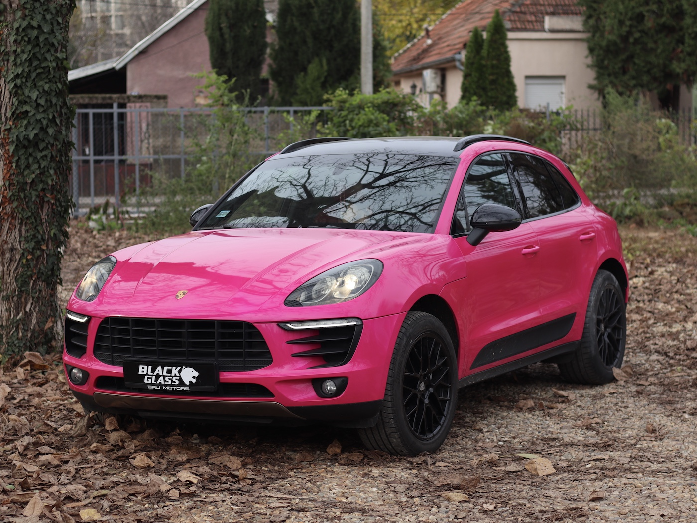 Roze boja automobila i roze auto folija