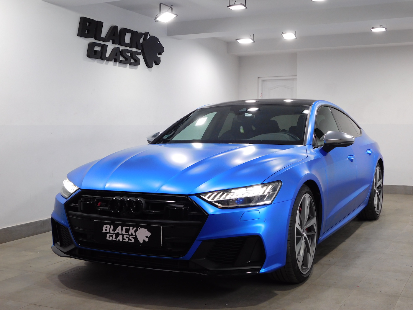 Plava boja automobila i plave auto folije